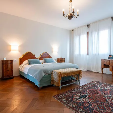 Sunbeam Palace * Venice