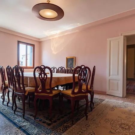 Sunbeam Palace Apartment *
