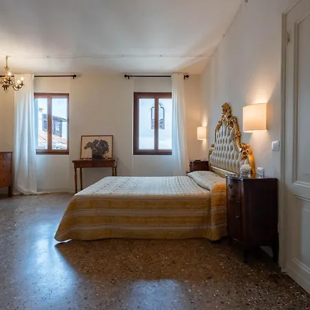 Sunbeam Palace Apartment *